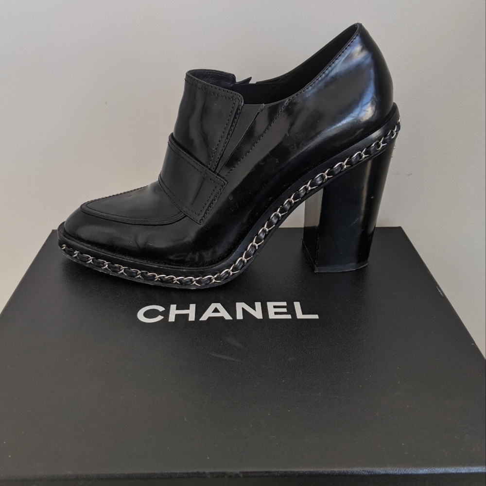 CHANEL patent leather chain-link ankle boot